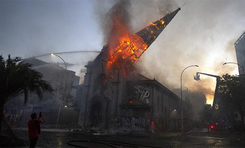 A un año del estallido social, vuelven a incendiar iglesias en Chile