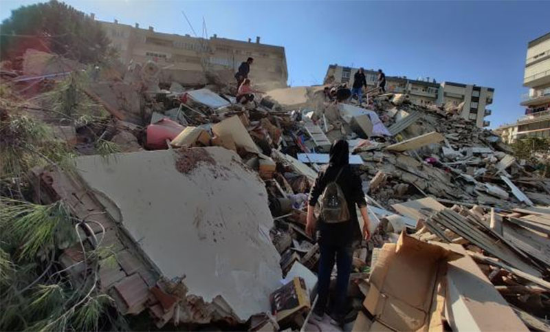 Al menos 14 muertos y 500 heridos tras el sismo y tsunami en Turquía