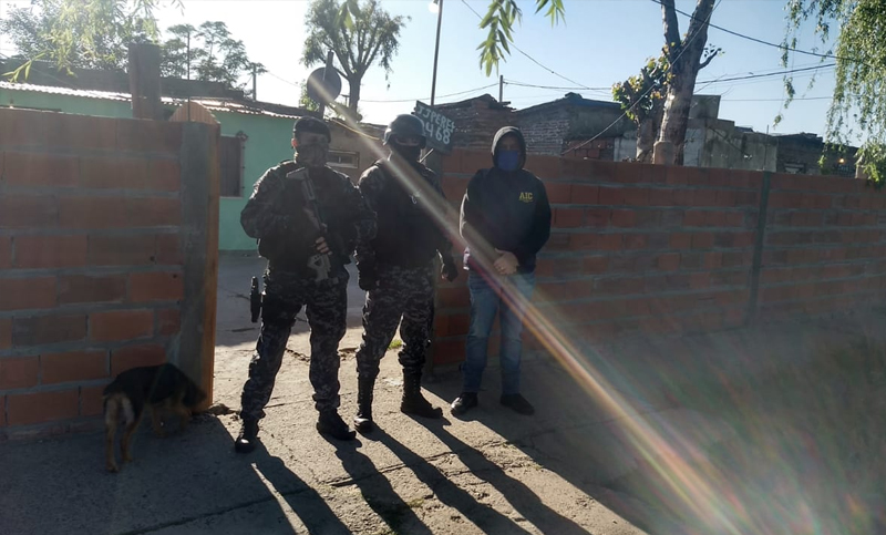 Lo fueron a buscar por robar y abusar de una comerciante, pero ya estaba detenido