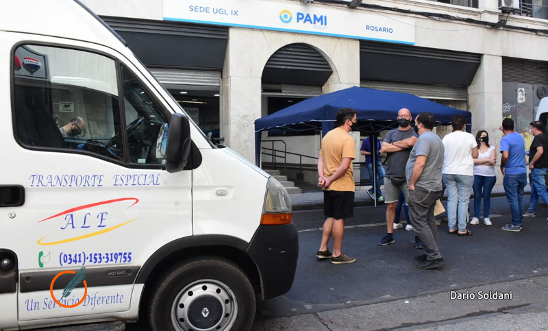 Transportistas de personas con discapacidad protestaron frente a Pami