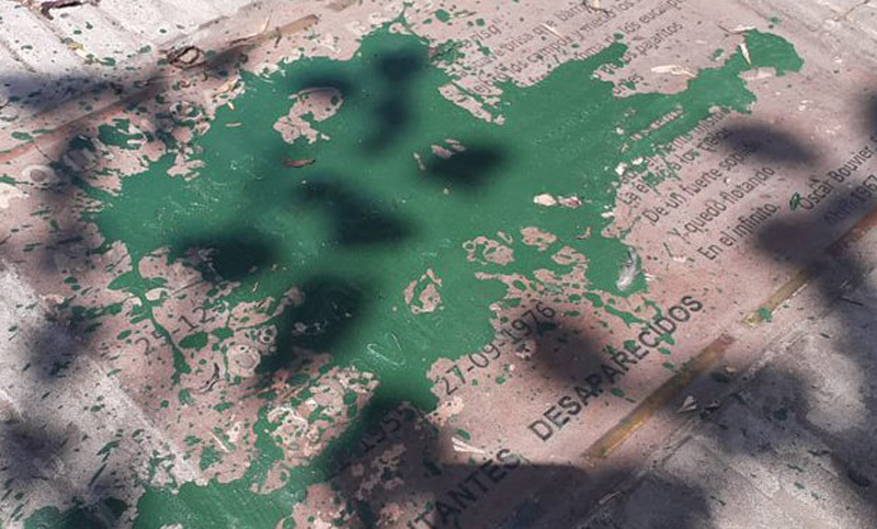 Vandalizaron una placa en recuerdo a dos desaparecidos