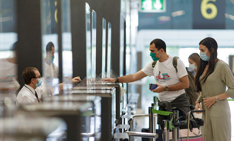 Rigen en España las pruebas de PCR negativas a visitantes de 65 países