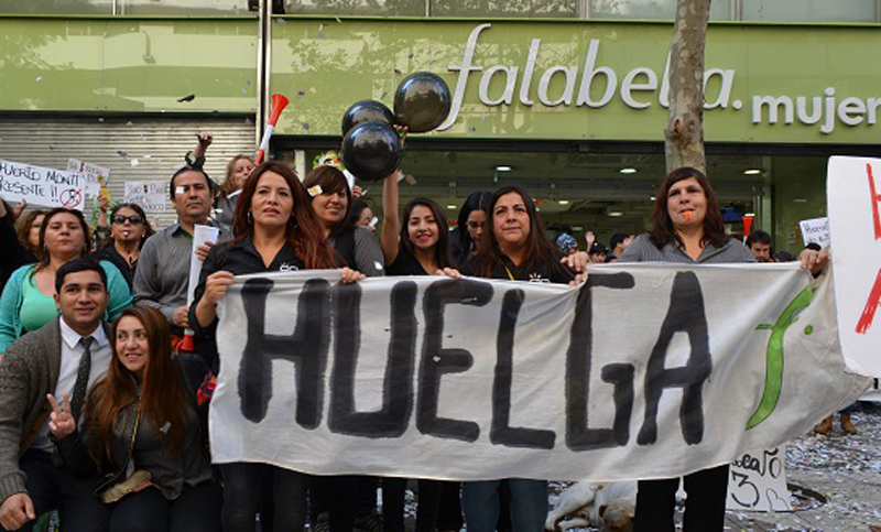 Trabajadores de Falabella en Chile realizan un paro