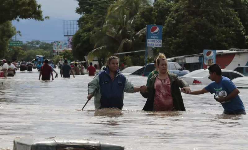 El huracán Eta provocó 7 nuevas muertes al colapsar un muro de concreto sobre una casa
