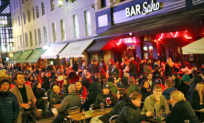 Multitudes de británicos se volcaron a los pubs y restaurantes antes del confinamiento