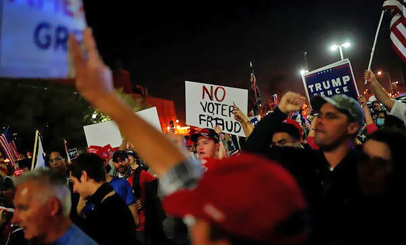 Seguidores de Trump y de Biden protestaron ante la indefinición de la elección