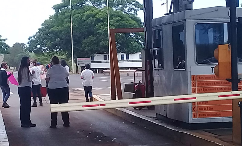 Trabajadores del peaje Fachinal levantan las barreras en reclamo de sueldos adeudados