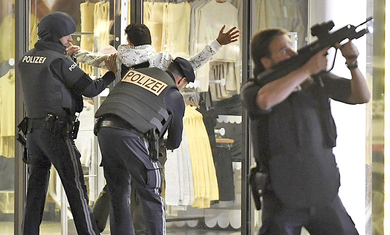 Tres muertos en prolongado tiroteo en Viena; para el gobierno, fue un ataque terrorista