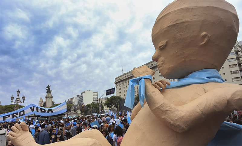 Estridente manifestación contra la ley de aborto en Rosario, el Congreso y otros puntos del país