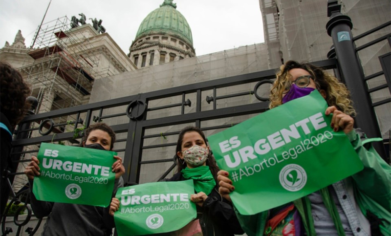 Massa recibe a militantes a favor y en contra de la legalización del aborto