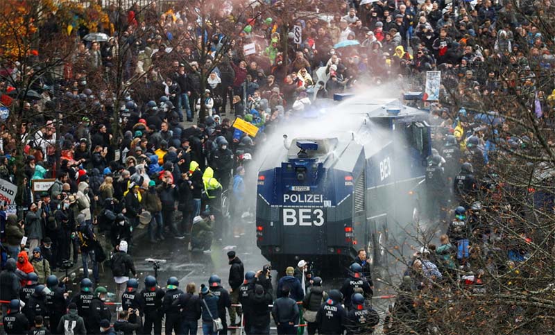 Alemania: la Policía dispersa protestas anticovid frente al Consejo Federal
