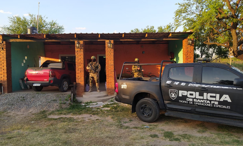 En una docena de allanamientos detuvieron a cinco personas por usurpaciones
