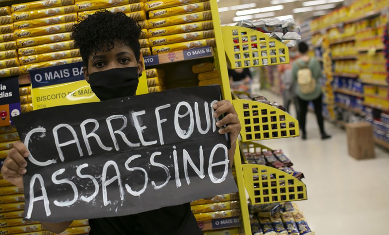 Detienen a una supervisora de Carrefour como presunta coautora del asesinato de un hombre negro