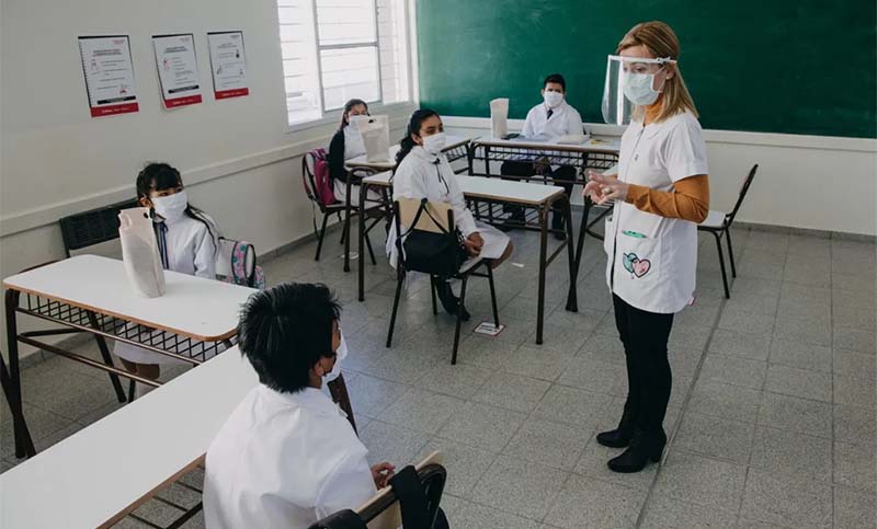 Infectólogo considera que «tendría que evaluarse una presencialidad» en las clases