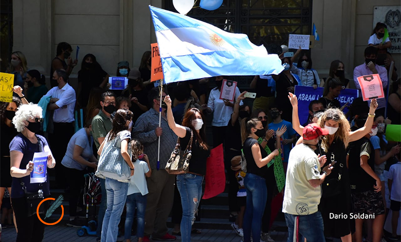Padres autoconvocados piden que abran las escuelas para finalizar el año