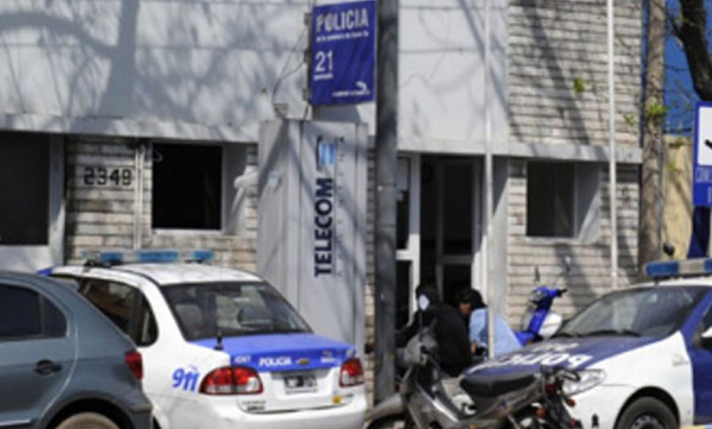 Acusan a otro policía de la comisaría 21ª por extorsionar a una mujer detenida y robarle dinero
