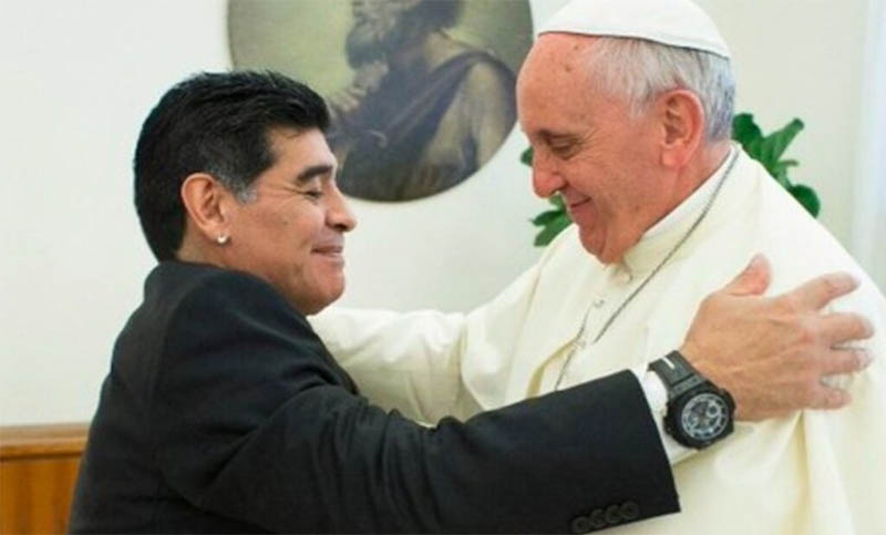 La familia Maradona recibió un rosario bendecido y enviado por el papa Francisco