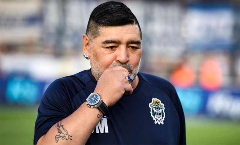 Diego Maradona «está cada día mejor» y seguirá internado