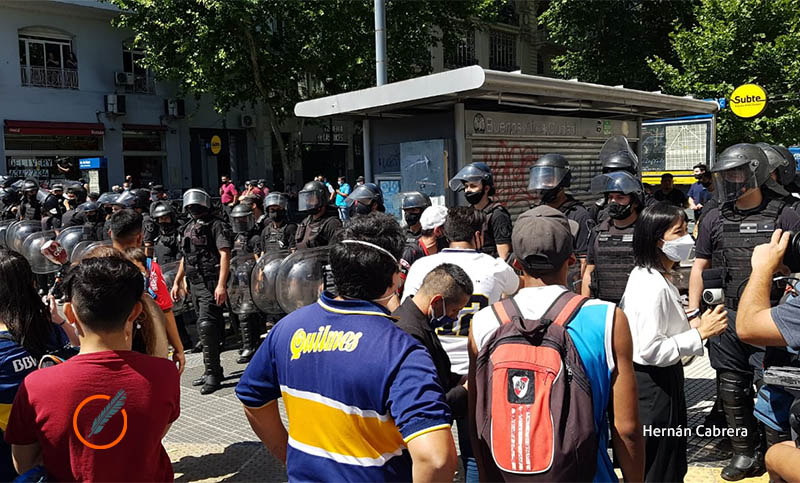 Incidentes entre la policía y la gente que quiere entrar al perímetro de Casa Rosada