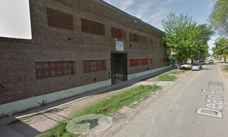 Lo detuvieron en el baño de una escuela con un cuchillo