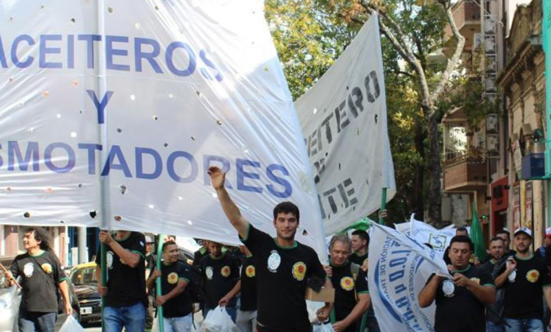 Aceiteros remarcan que “fracasaron” las reuniones con las empresas del sector