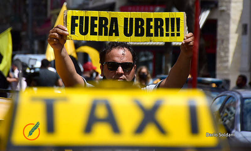 Taxistas rosarinos se sumaron a la protesta nacional contra aplicaciones ilegales