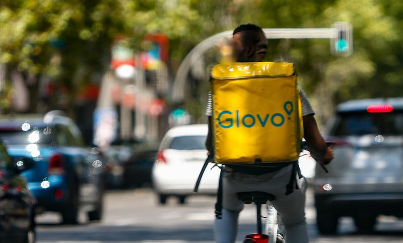 España sigue reconociendo una relación laboral entre los repartidores y la empresa Glovo