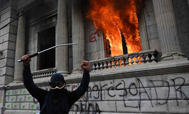Manifestantes incendian sede del Congreso de Guatemala y reclaman la renuncia del presidente