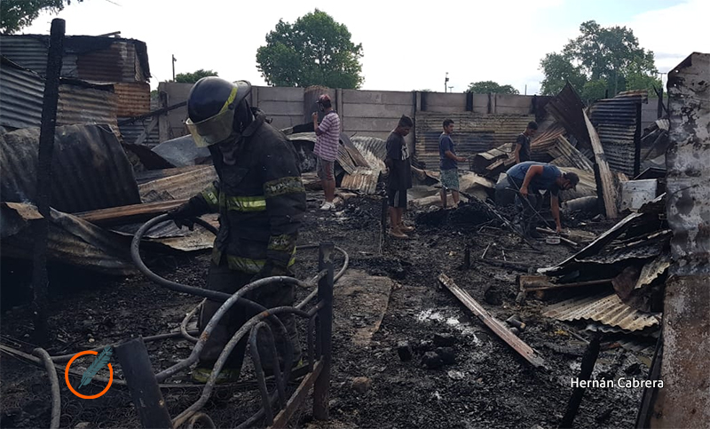 Un incendio generó pérdidas totales en diez casas en el noroeste de Rosario