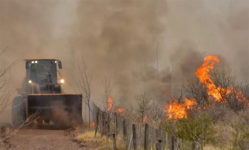 Incendios en Córdoba: evacuados y corte de ruta en el Valle de Traslasierra