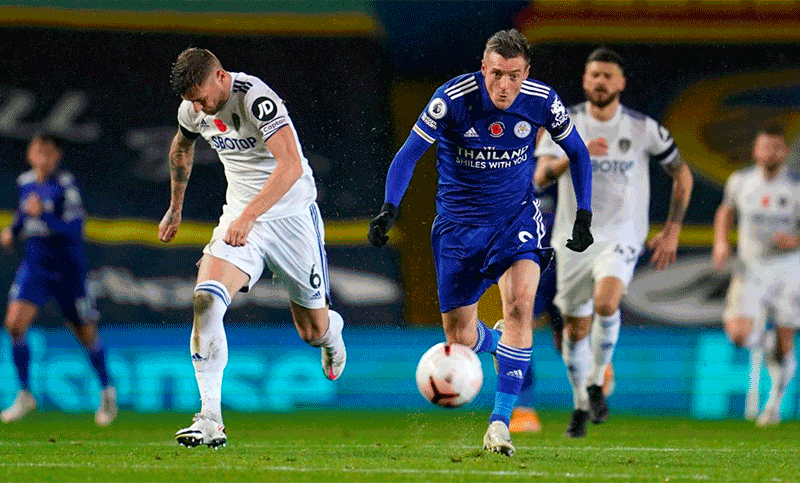 El Leeds de Bielsa sufrió una goleada en casa y se alejó de la punta