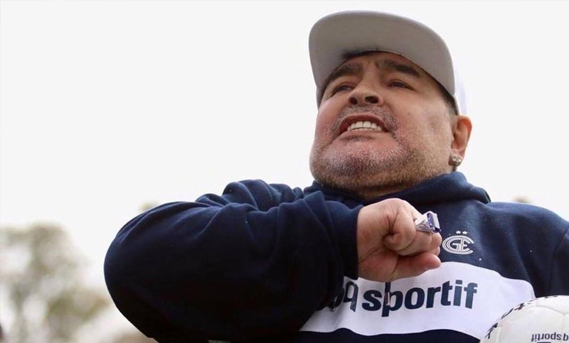 Maradona será dado de alta entre mañana y pasado, aseguró su médico