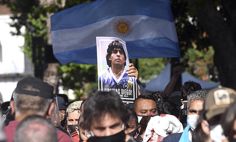 El último adiós a Diego Maradona: una multitud despide a su héroe