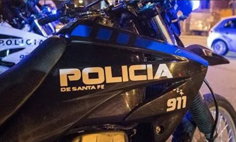 Amenazaron a un joven con una botella para robarle el celular y fueron detenidos