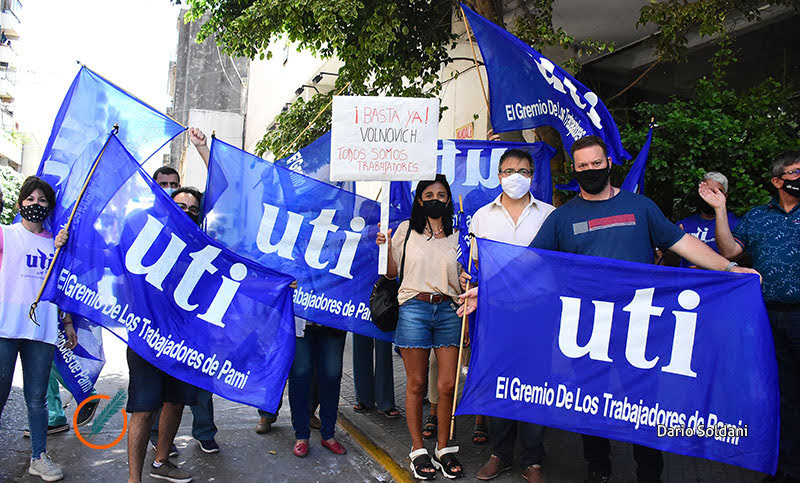 Reclamos por despidos frente a las puertas de Pami I