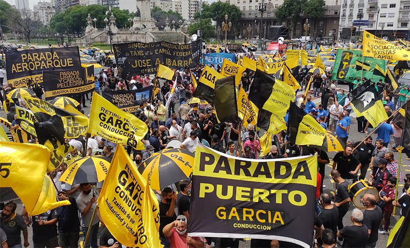 Taxistas movilizaron contra «aplicaciones de transporte ilegal» con respaldo de Moyano y gremios del transporte