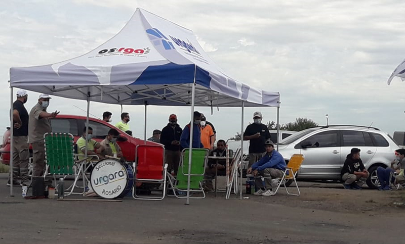 Los trabajadores aceiteros reclamaron en la puerta de Cargill por paritarias