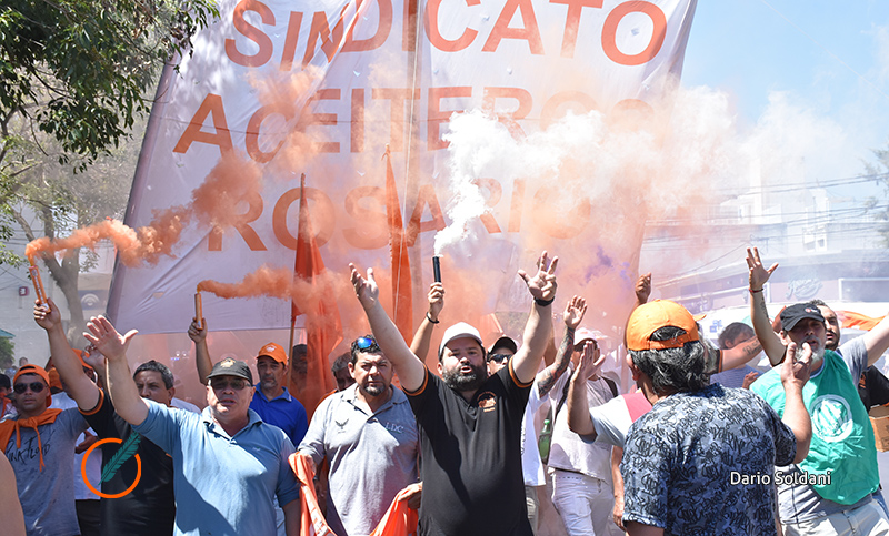 Tras una asamblea, sigue la huelga nacional aceitera en el Cordón Industrial