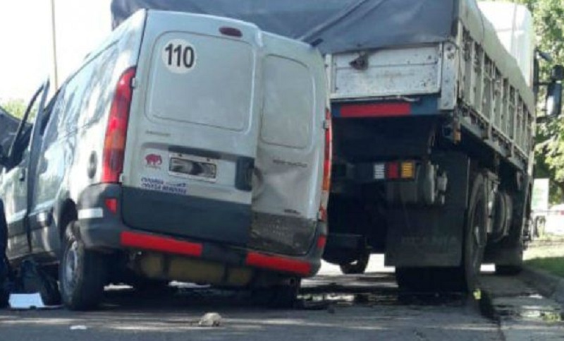 Casilda: tres jóvenes murieron luego de impactar su auto con un camión estacionado 