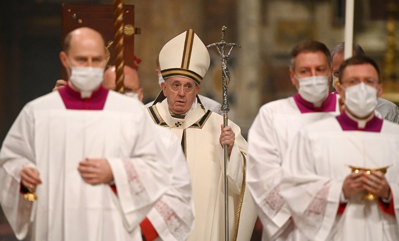 Un cardenal y un monseñor cercanos al Papa dieron positivo en coronavirus