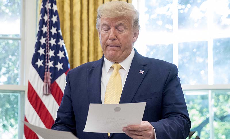 Bajo presión, Trump promulga la ley de alivio económico por el coronavirus