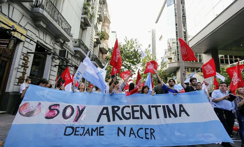Católicos y evangelistas convocan a ayuno y oración en la previa al tratamiento del aborto