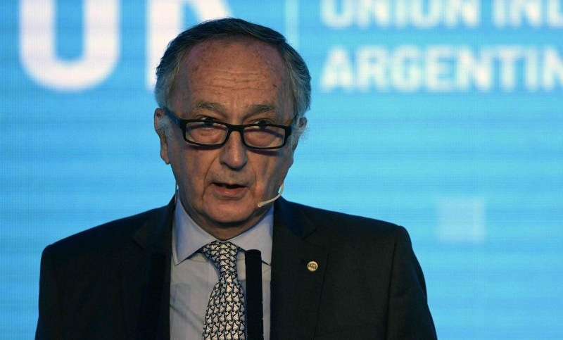 El presidente de la UIA dijo que los salarios están «por el suelo», pero representan «costos altos»