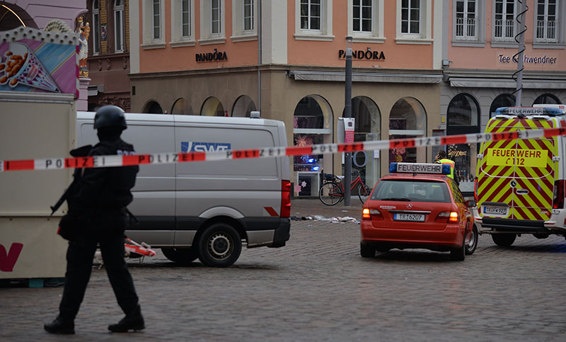 Auto atropella a multitud en zona peatonal en Alemania: dos muertos y 15 heridos