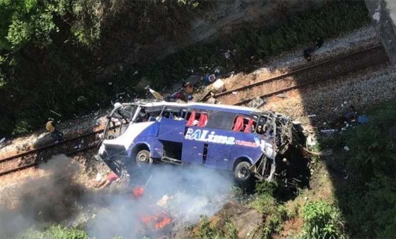 Al menos 14 muertos y varios heridos al caer un micro a un barranco en Brasil