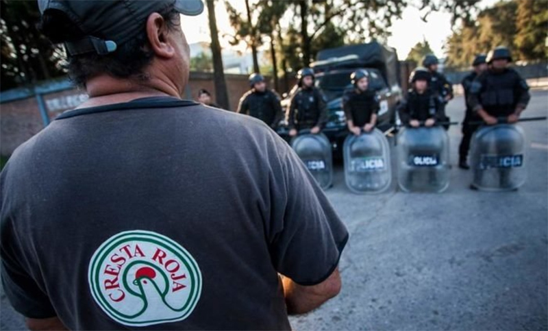 Trabajadores despedidos de Cresta Roja realizan acampe para reclamar su reincorporación