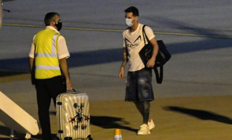 Messi volvió a Barcelona tras pasar la Navidad en Rosario