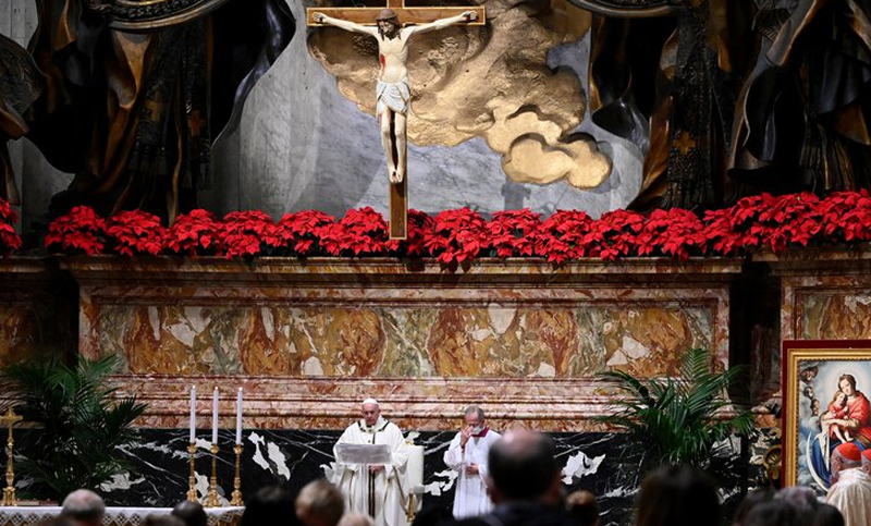 Francisco encabezó la tradicional Misa de Gallo ante unos pocos fieles