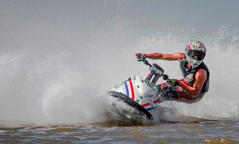 Le prestaron una moto de agua, perdió el control y embistió a una pareja que tomaba sol en la playa
