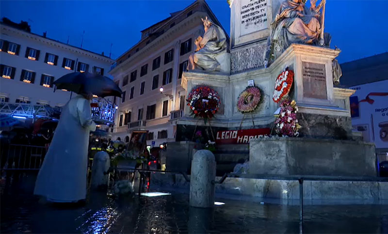 Bajo la lluvia el Papa se sumó a los homenajes a la Virgen